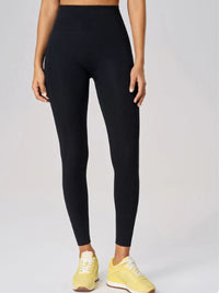 High waist active leggings in black, featuring a pocket and moderate stretch, perfect for workouts or casual wear.