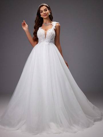V-Neck Embroidered Flower Glamorous Wedding Dress Wedding Dresses Luxurious Weddings