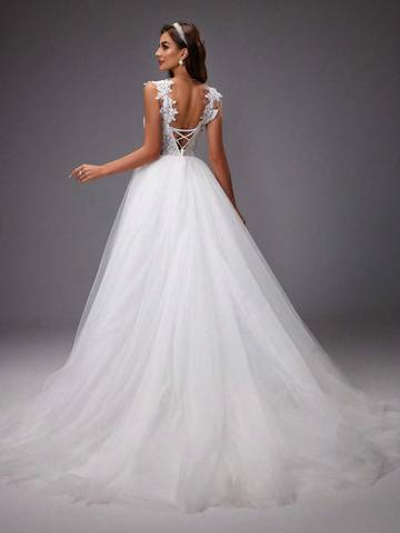 V-Neck Embroidered Flower Glamorous Wedding Dress Wedding Dresses Luxurious Weddings