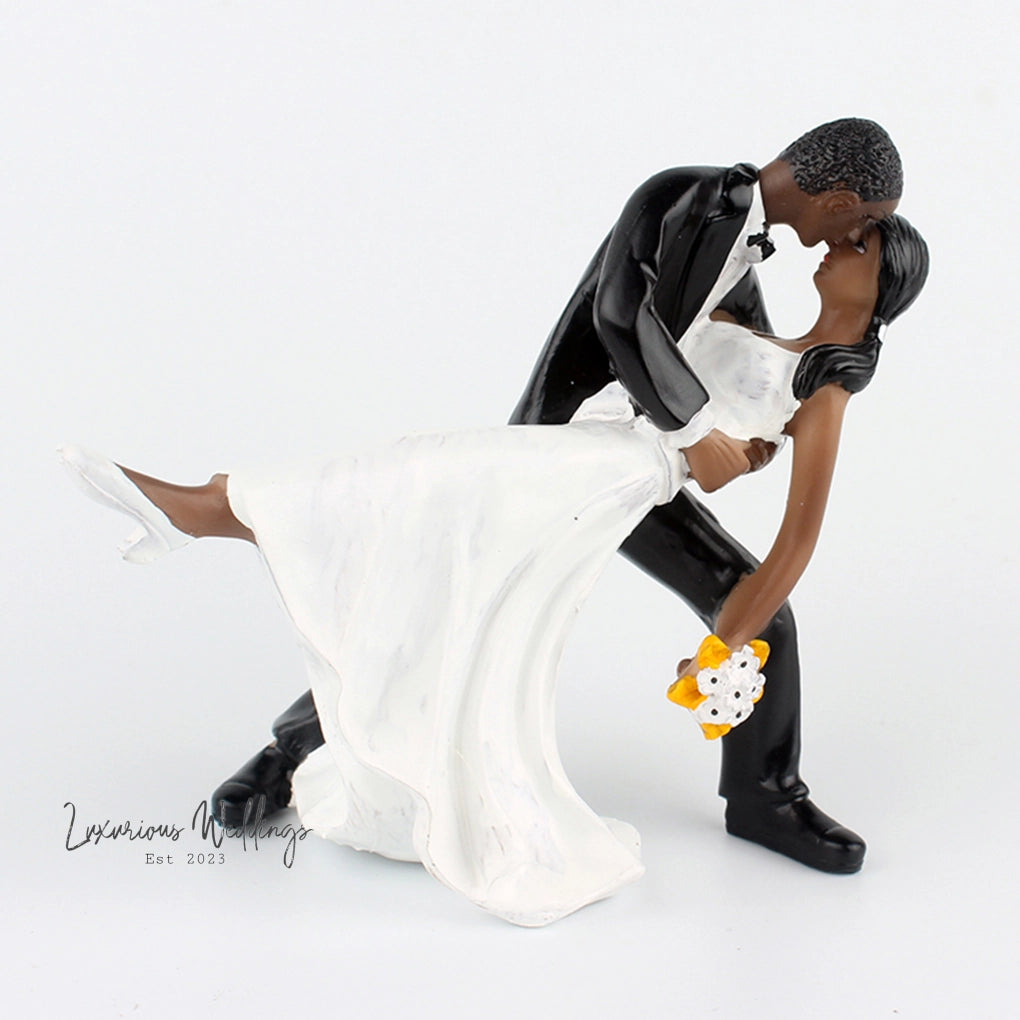 a figurine of a bride and groom kissing