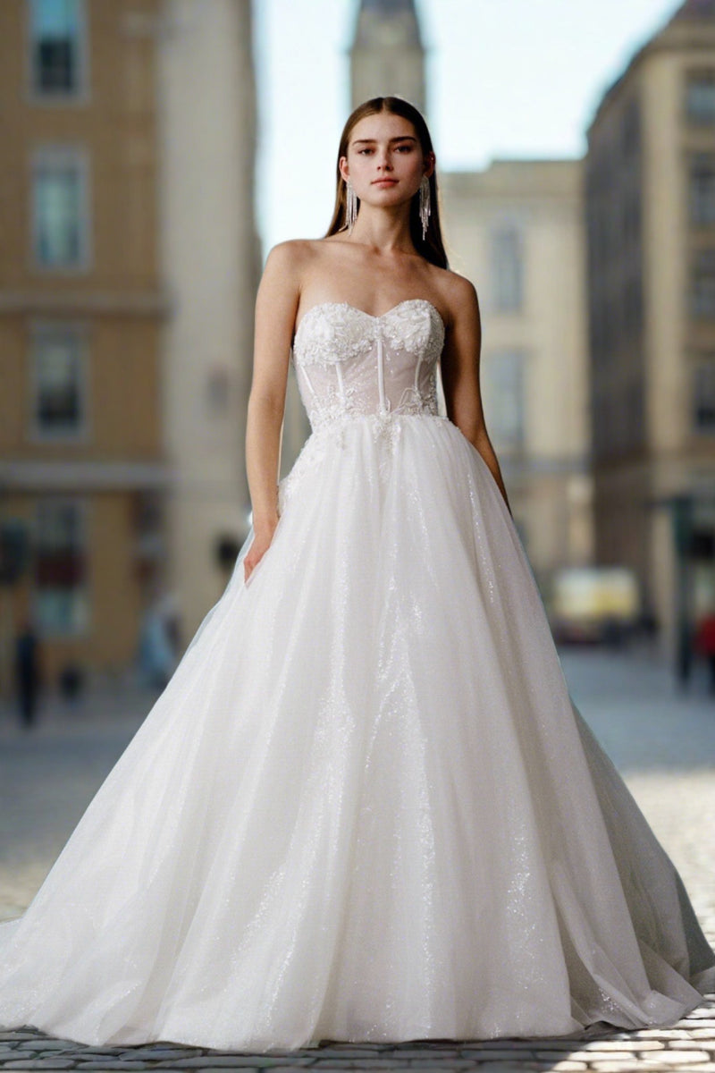 STRAPLESS, SWEETHEART, CORSET, BALLGOWN Strapless Gown Luxurious Weddings