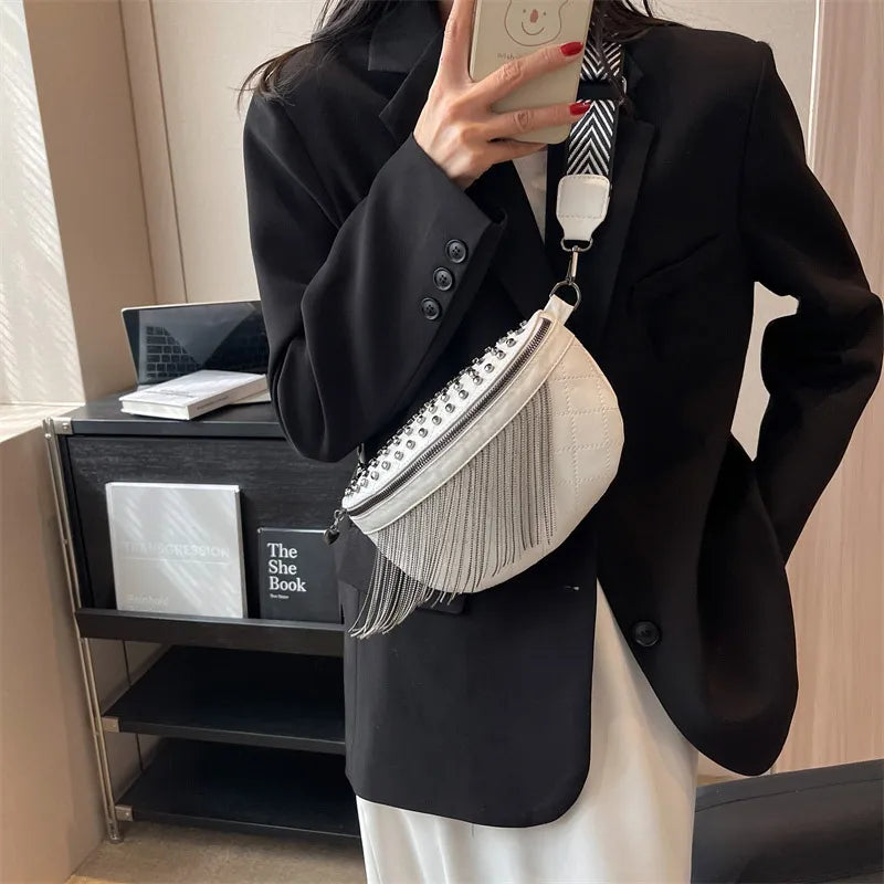 Umhängetasche aus Leder mit Quaste 