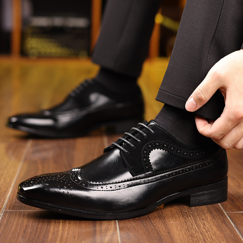 Men's vintage leather shoes in black, perfect for luxurious weddings and formal occasions, highlighting classic elegance.