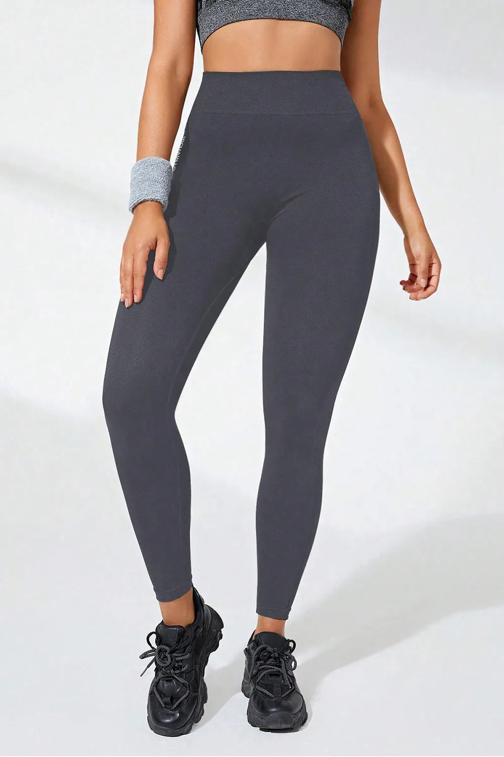 High waist active leggings in dark gray, made of stretchy material for comfort and style, perfect for workouts.