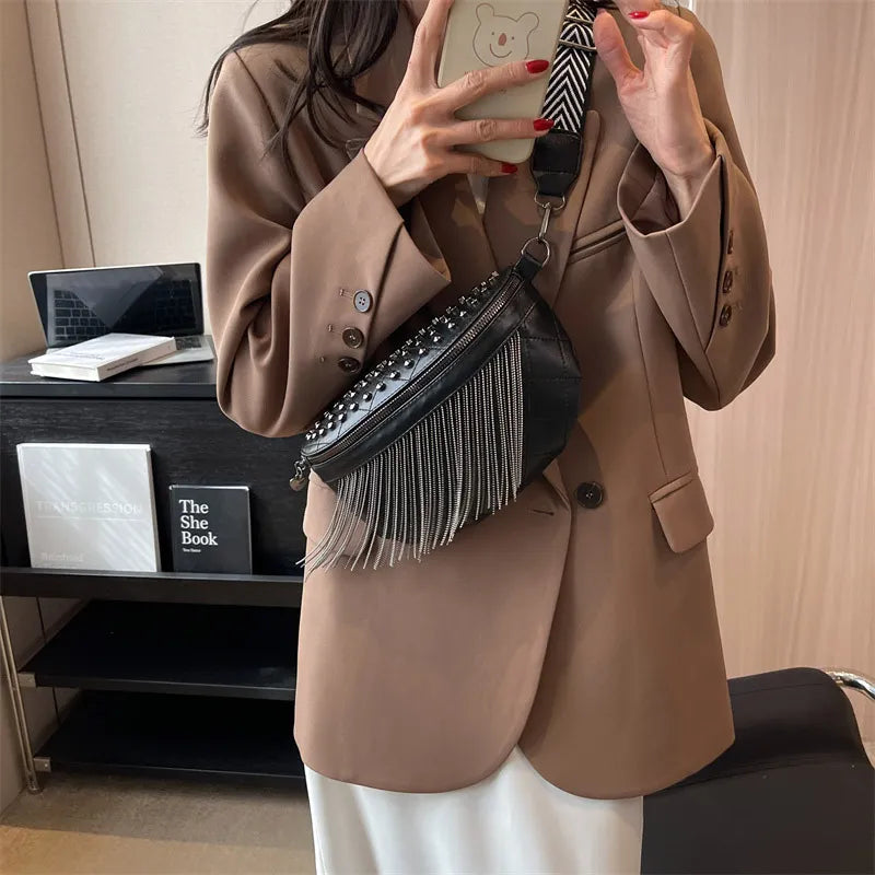 Umhängetasche aus Leder mit Quaste 