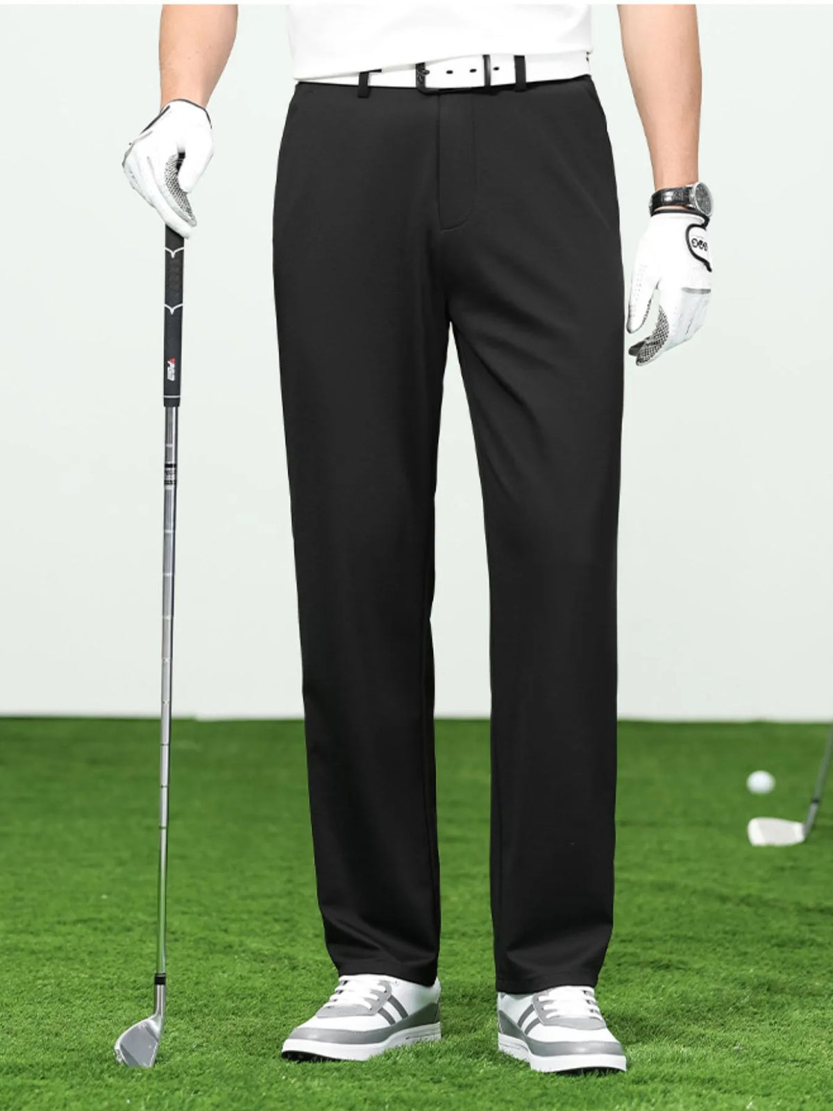 Men's loose fit black pants ideal for golf, featuring a comfortable design and breathable material.